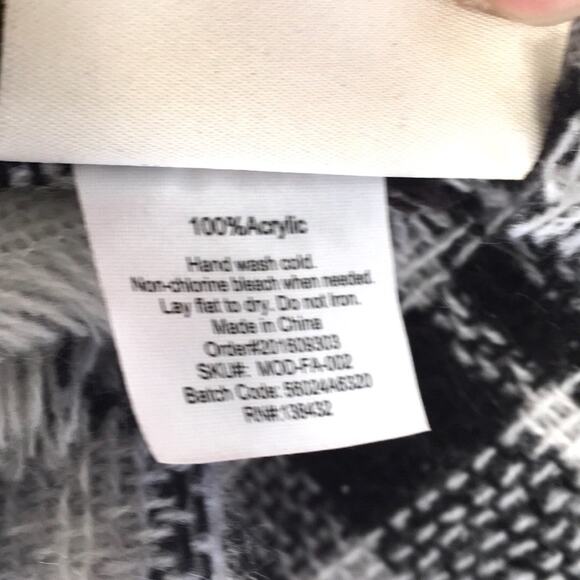 ModCloth Plaid wrap/scarf black & white soft EUC - Picture 3 of 4